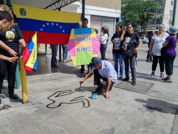 Pintaron silueta del pensionado Rodolfo Álvarez: Victima durante represión de PNB en la Av. Victoria