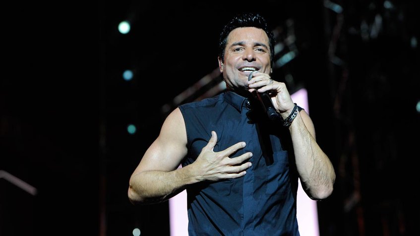 Chayanne es criticado en redes sociales por una fotografía sin camisa