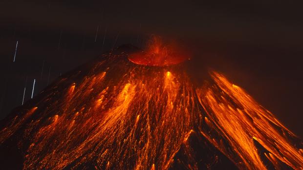 El volcán Krakatoa entra en erupción por primera vez desde 1883 + Vídeo