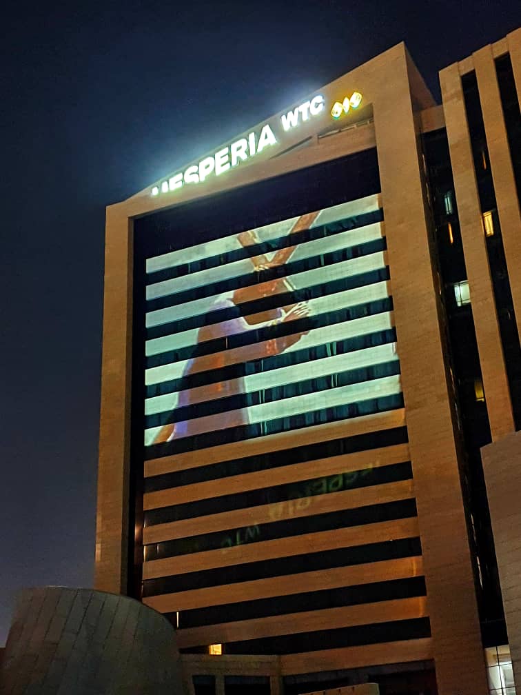 Hesperia WTC Valencia iluminó su fachada con un Jesús de Nazareno de 40 metros