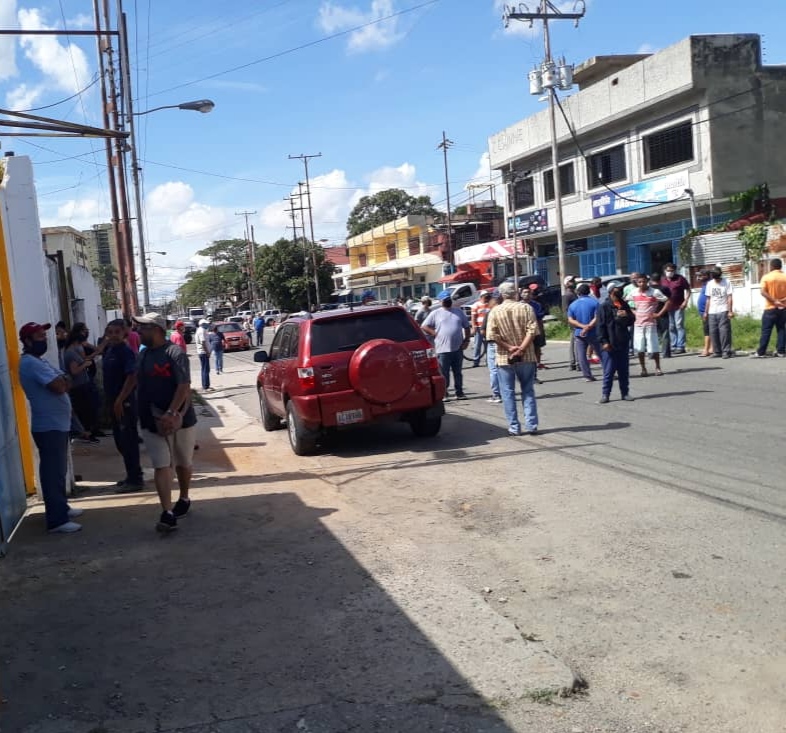 Cansados de esperar: Protestan en Naguanagua por falta de gasolina