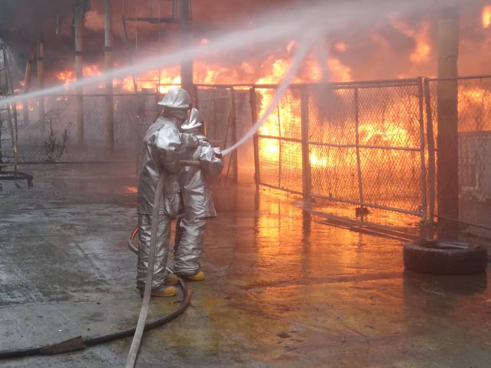 Bomberos de Carabobo controlan incendio  en antigua planta Good Year de Los Guayos