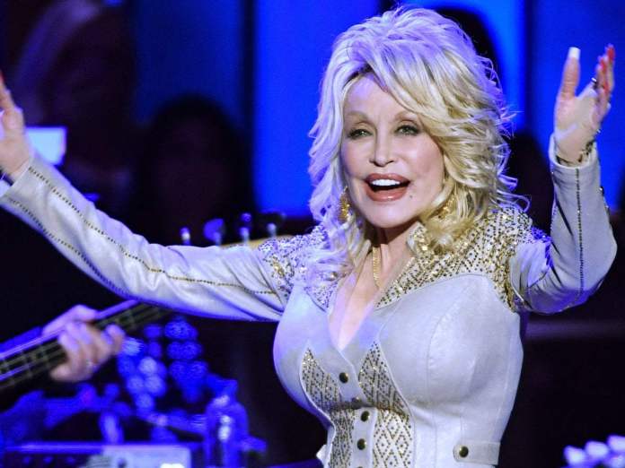 El poderoso mensaje de Dolly Parton sobre el sueño americano por Brad Polumbo