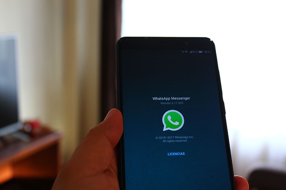 ¿Sabes por qué desaparece el check azul en los audios de WhatsApp?