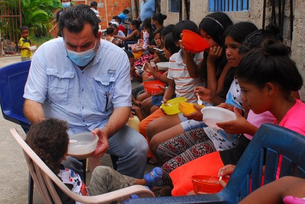 Santiago Rodríguez ofreció un nutritivo desayuno a los niños de Bicentenario II