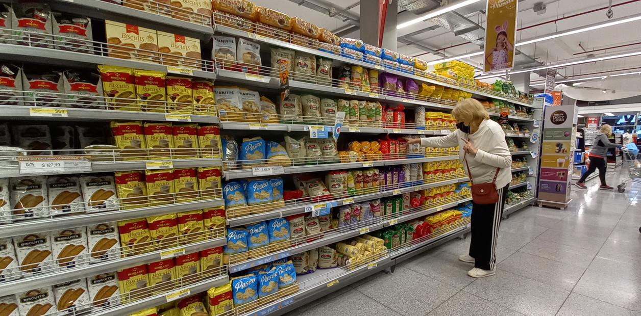 ¡Insólito! Precio de canasta básica baja en supermercados pero sube en zonas populares