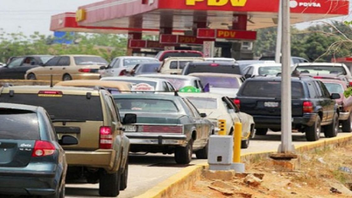 Venezuela, estancada en una cola por gasolina por Carlos Seijas Meneses