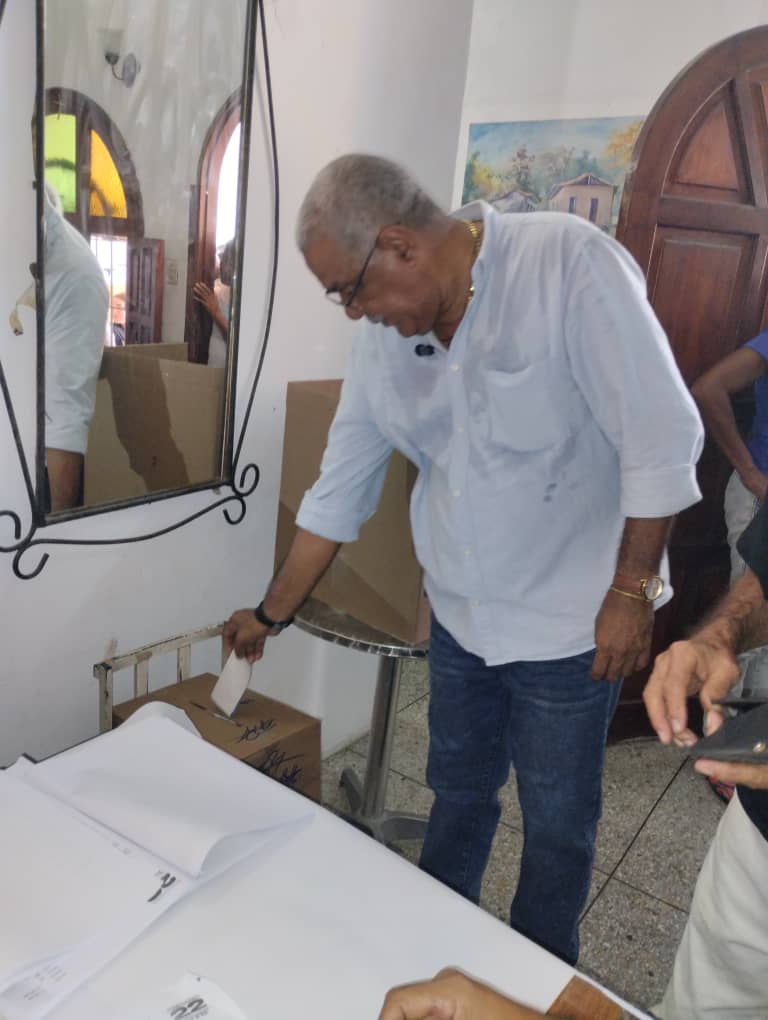 Vocero de la Plaforma Unitaria en Carabobo ejerció su derecho al voto