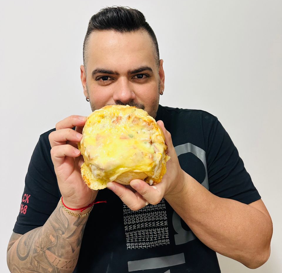 Simón Saldivia conquista Youtube con su contenido Gastronómico