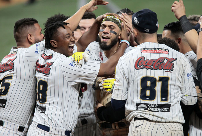 Leones dejó en el terreno a Tigres y Tiburones desató su ofensiva ante Lara