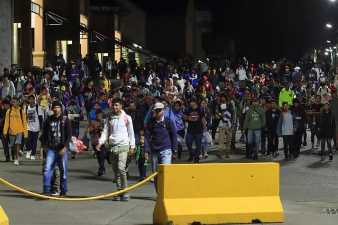 Policía de Guatemala detuvo a caravana 200 migrantes en su mayoría venezolanos