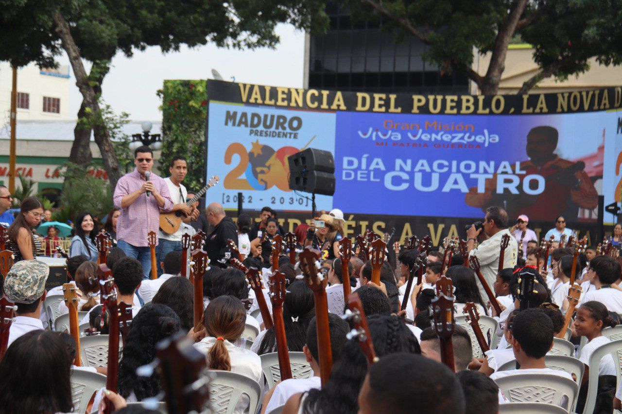 Alcalde Fuenmayor celebró Día Nacional del Cuatro con gran concierto en la plaza Bolívar de Valencia