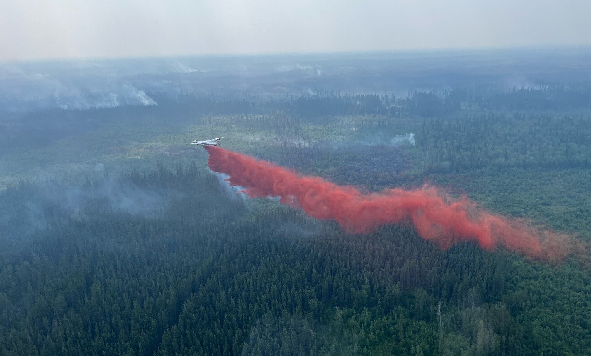 Canadá Enfrenta Incendios Forestales Descontrolados en el Norte de Alberta