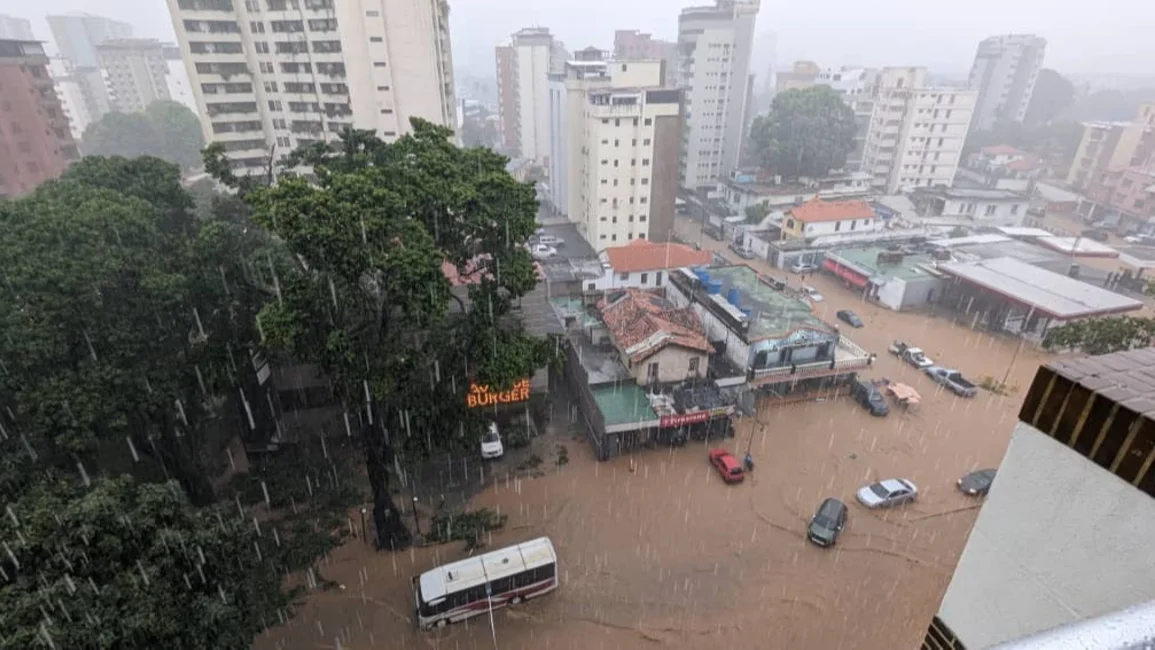 Fuertes lluvias en Caracas dejan calles anegadas y árboles caídos por el paso del ciclón tropical 5