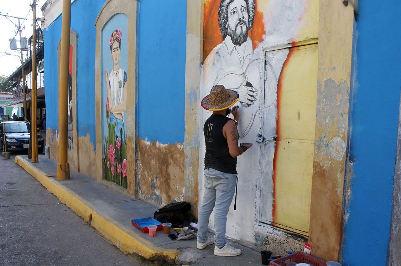 Estudiantes recorren los murales del Festival Ciudad Mural Valencia 2025